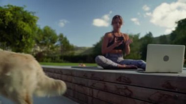 Beyaz kadın, yaz güneşinde dışarıda yoga yapıyor.