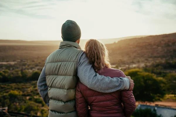 Vit flickvän och pojkvän kramas på toppen av berget tittar in i fjärran beundra utsikten — Stockfoto