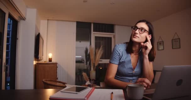 Estudiante caucásico trabajando desde casa charlando con compañeros de clase en videollamada — Vídeo de stock