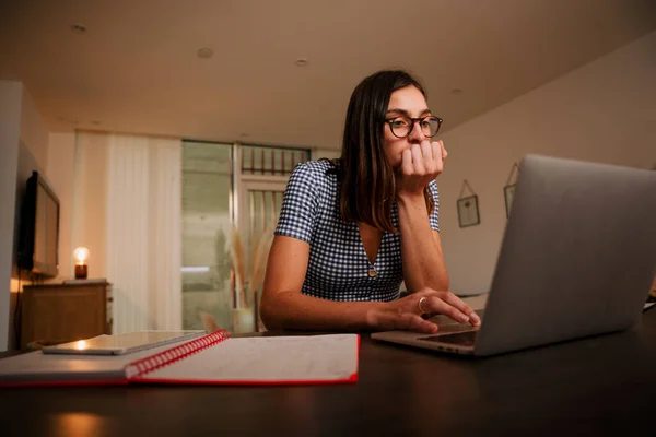 在家里工作的白人女商人在笔记本电脑上打字 — 图库照片