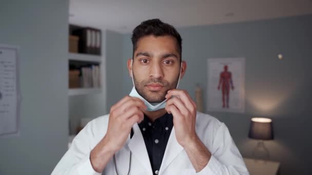 Médico de pie en el consultorio con máscara quirúrgica — Vídeos de Stock