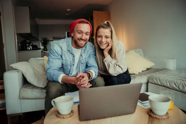 Kaukázusi pár ül kanapén beszél laptoppal videóhívás közben — Stock Fotó