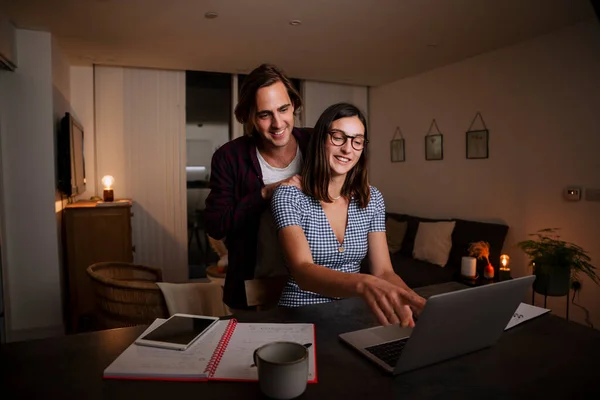 Boldog kaukázusi pár dolgozik otthonról együtt gépelés laptopon — Stock Fotó