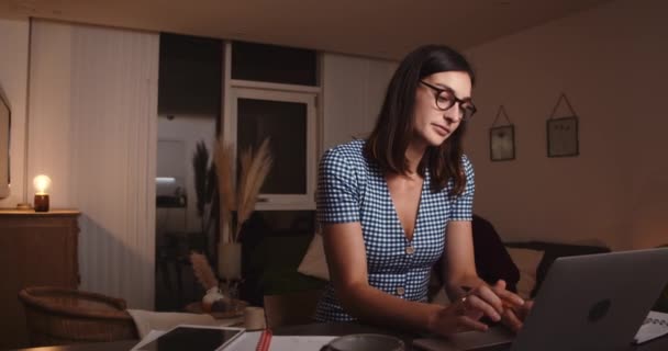 Mulher branca trabalhando em casa com marido digitando no laptop — Vídeo de Stock