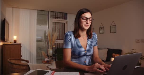Кавказская деловая женщина, работающая на дому, печатает на ноутбуках, выполняя задания — стоковое видео