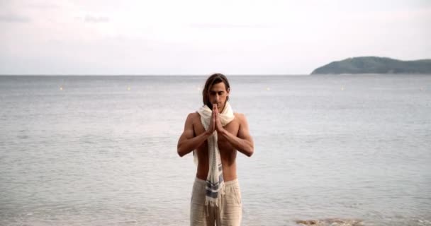 Omul spiritual caucazian meditând pe plajă — Videoclip de stoc