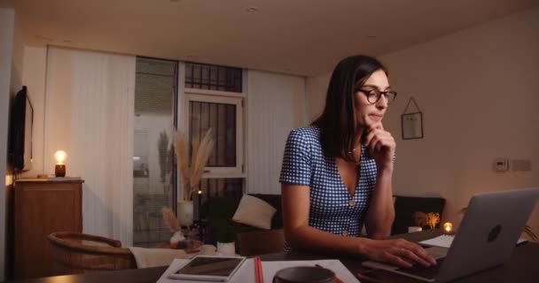 Καυκάσια γυναίκα που εργάζεται από το σπίτι αργά το βράδυ πληκτρολογώντας σε φορητό υπολογιστή έρευνα για την εργασία ανάθεση — Αρχείο Βίντεο