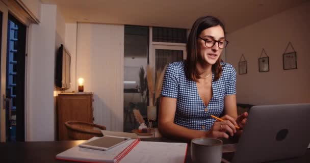 Καυκάσια γυναίκα που εργάζεται από το σπίτι δακτυλογράφηση σε φορητό υπολογιστή φινίρισμα εργασίας αργά το βράδυ — Αρχείο Βίντεο