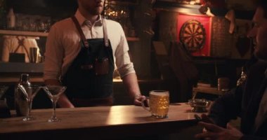 Beyaz erkek barmen kart makinesiyle ödeme alıyor. 