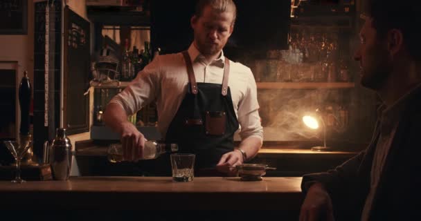 Caucasian male bartender pouring a drink for customer — Vídeos de Stock