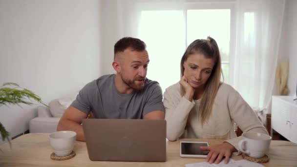 Feliz casal caucasiano sentado à mesa engajar-se em negócios usando laptop — Vídeo de Stock