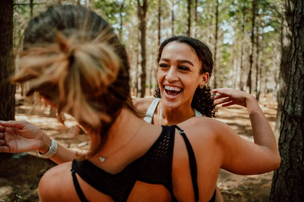 Φίλοι γελάνε και αγκαλιάζονται στο δάσος — Φωτογραφία Αρχείου