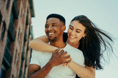 Romantik çift şehirde sevgi gösteriyor.