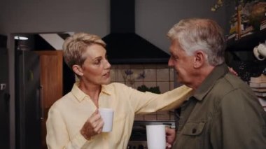 Kafkasyalı son sınıf çifti mutfakta sohbet ediyor.