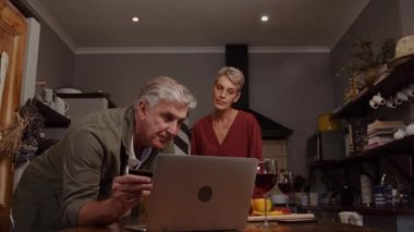 Beyaz yaşlılar çevrimiçi kredi kartı ödemesi yapıyor