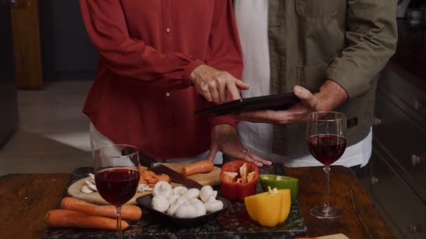 Caucásico ancianos pareja cocina cena en cocina — Vídeos de Stock