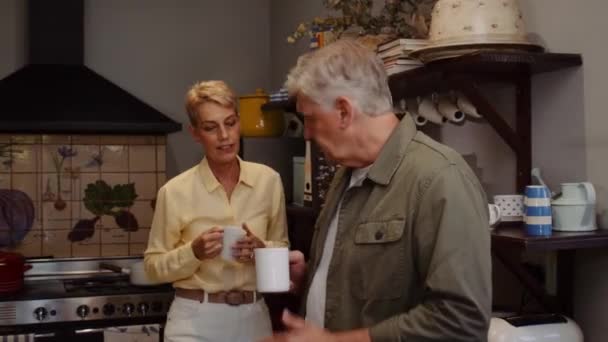 Caucasico coppia matura in piedi in cucina bere caffè — Video Stock