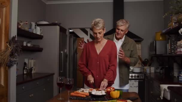 Caucásico ancianos pareja cocina en cocina — Vídeos de Stock