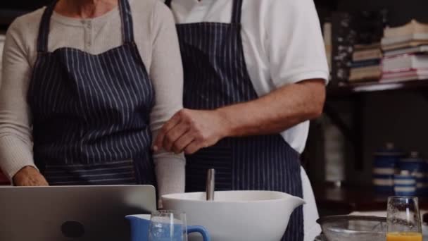 Starsza para gotowanie w kuchni doradztwo laptopa dla receptury — Wideo stockowe