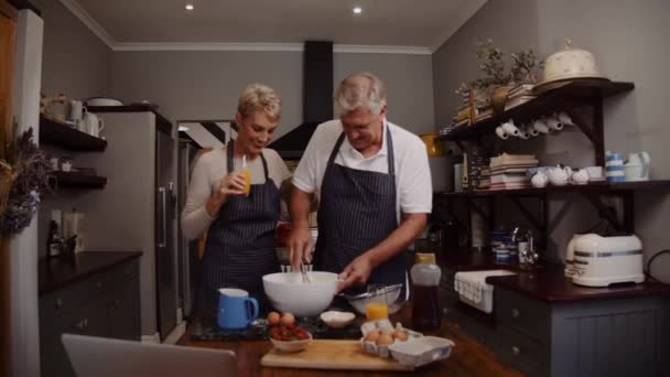 Romantico anziani coppia cottura in cucina abbracciare l'un l'altro — Video Stock