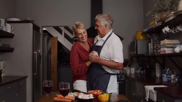 Caucásico anciano pareja bailando en cocina — Vídeo de stock
