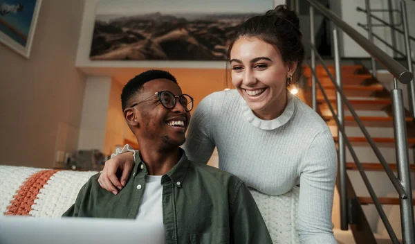 Biracial pár dolgozik apartman laptop — Stock Fotó