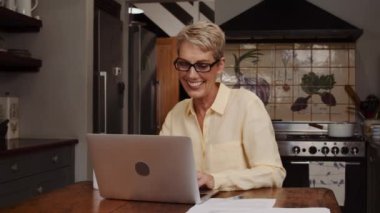 Olgun beyaz kadın mutfaktan çalışıyor.