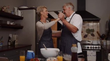 Kafkasyalı romantik yaşlı çift mutfakta yemek pişiriyor. 