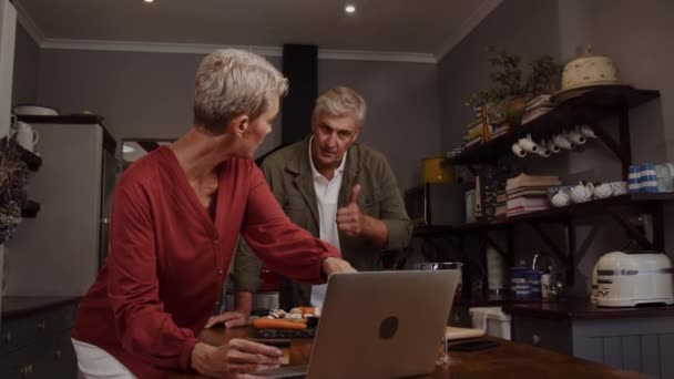 Kaukasisches romantisches älteres Paar kocht Abendessen in der Küche — Stockvideo