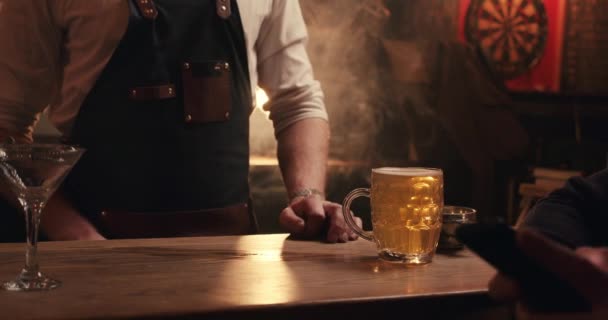 Barista maschio caucasico che serve bevande fredde al cliente maschile — Video Stock