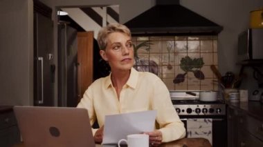 Kafkasyalı üst düzey iş kadını mutfakta çalışıyor. 