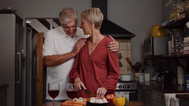 Romantik yaşlı çift mutfakta yemek pişiriyor. — Stok video