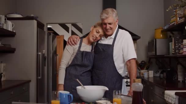 Romantique couple âgé cuisson dans la cuisine ensemble — Video