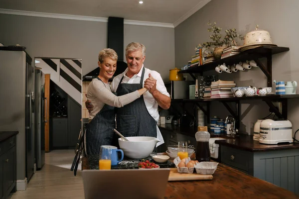 Amando casal sênior caucasiano dançando na cozinha — Fotografia de Stock