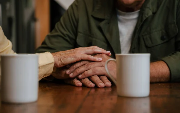 Kafkas kıdemli çift mutfakta el ele tutuşuyor.