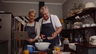 Kafkasyalı yaşlı çift mutfakta gülüyor