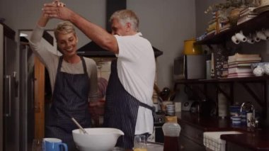 Mutfakta dans eden sevimli yaşlı çift.