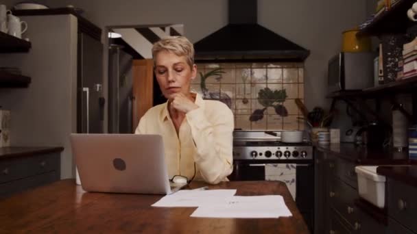 使用笔记本电脑在家工作的白人老年女性 — 图库视频影像