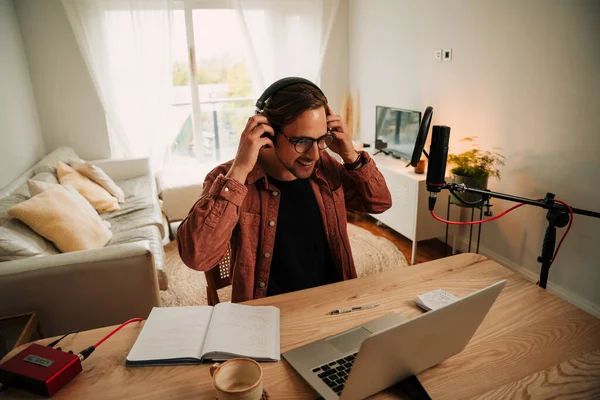 Kaukaski mężczyzna podcaster noszenie słuchawki telefony na żywo podcast z słuchaczy internetowych — Zdjęcie stockowe