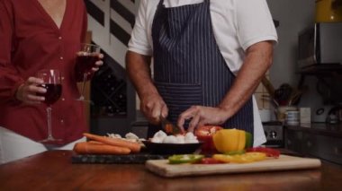 Kafkasyalı yaşlı çift mutfakta yemek pişiriyor.