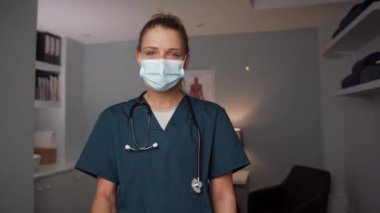 Kollarını kavuşturmuş beyaz kadın hemşire. 