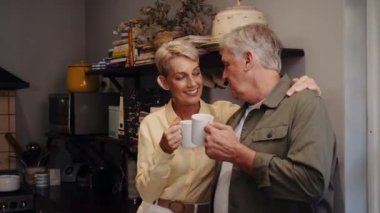 Kafkasyalı yaşlı çift mutfakta kahve içiyor. 