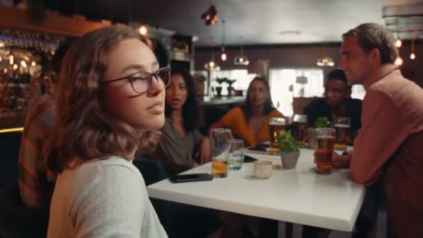 Blank vrouw glimlachen terwijl uit eten met vrienden — Stockvideo