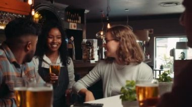 Restoranda müşterilere servis yapan Afrikalı Amerikalı garson.