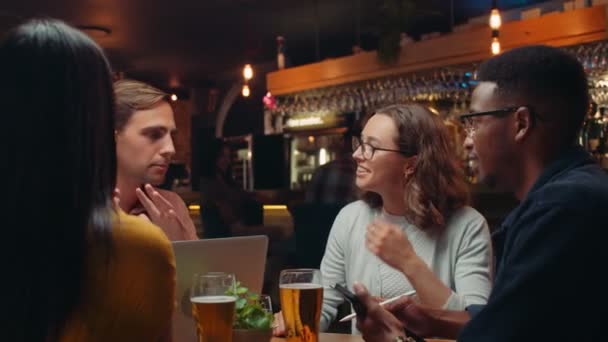 Vielfältige Gruppe von Arbeitskollegen traf sich im Restaurant, um über die Zukunft zu diskutieren — Stockvideo