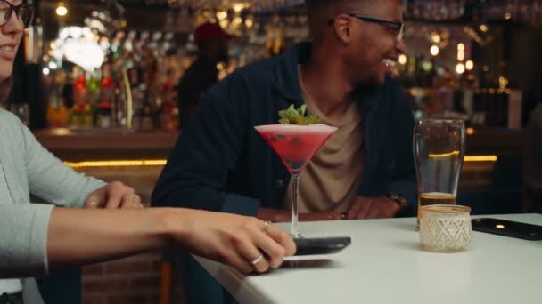 Caucasian woman taking pictures of cocktails while sitting in restaurant — Stock Video