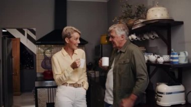 Kafkasyalı emekli çift mutfakta oturup kahve içiyor.