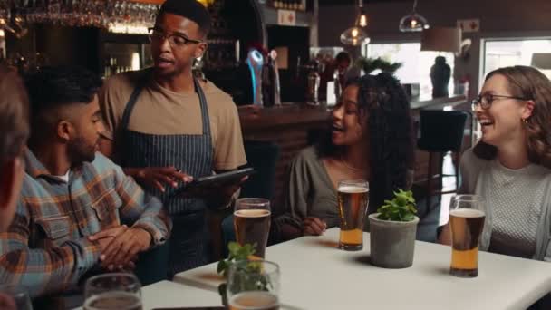 Cameriere afroamericano che prende ordini da clienti su tablet digitale — Video Stock