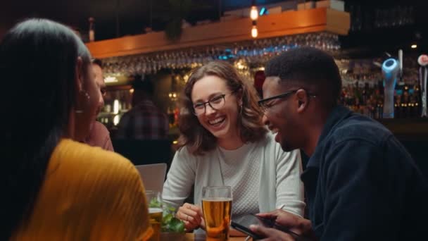 Diverso grupo de compañeros de trabajo para beber charlando y riendo — Vídeos de Stock