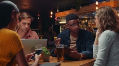 Çeşitli iş arkadaşları restoranda toplantı yapıyor. 